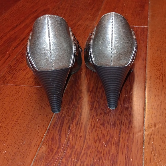 Silver Heels - Picture 3 of 4